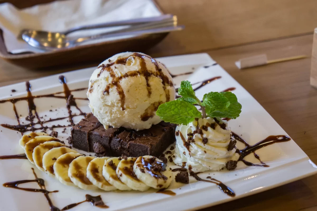 close-up-ice-cream-plate-table